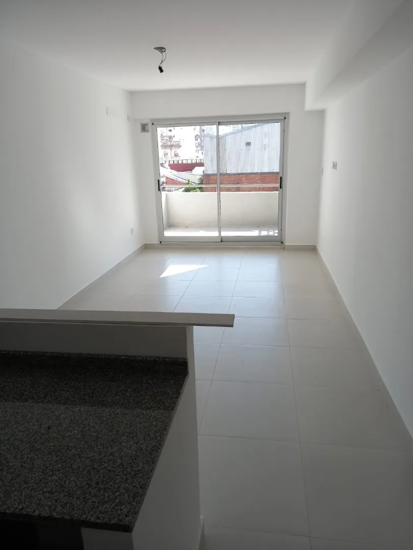 Departamento De Dos Ambientes Con Cochera Y Balcón Al Frente