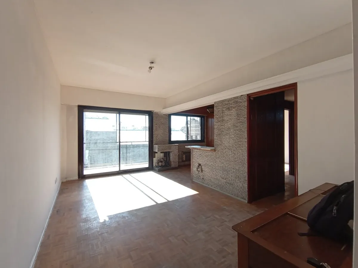 Piso 6 con balcón y cochera