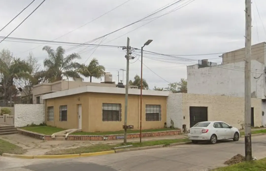 Casa Estilo Amaricana 4 Amb. Cochera Cubierta 2 Vehículos C/ Amplio Fondo