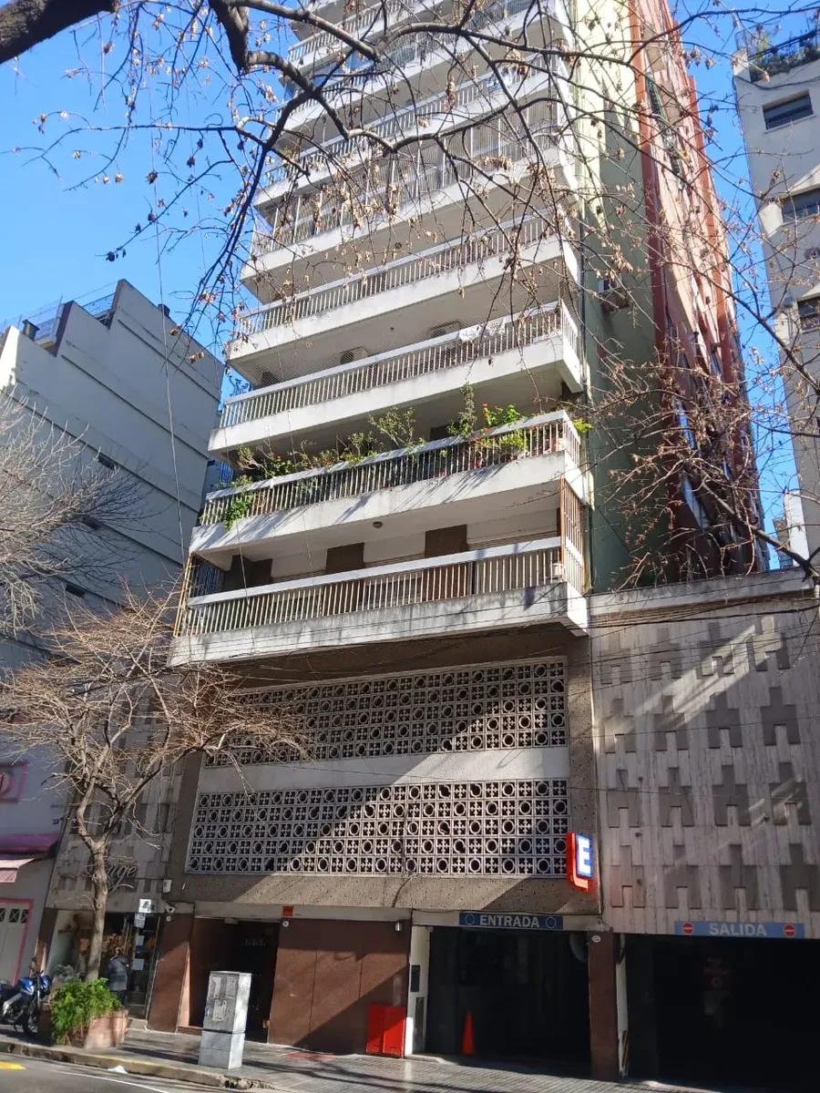 2 Ambientes En Muy Buen Estado, Recién Pintado, Excelente Ubicación, A Metros Del Parque Rivadavia, Medios De Locomoción!!