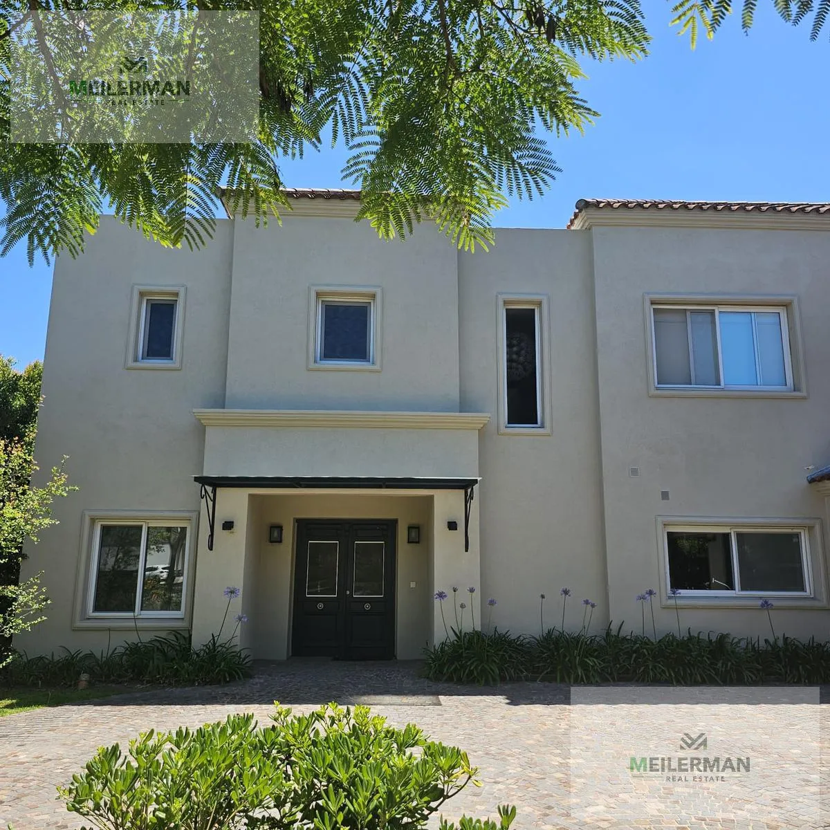 Casa com 4 quartos e piscina