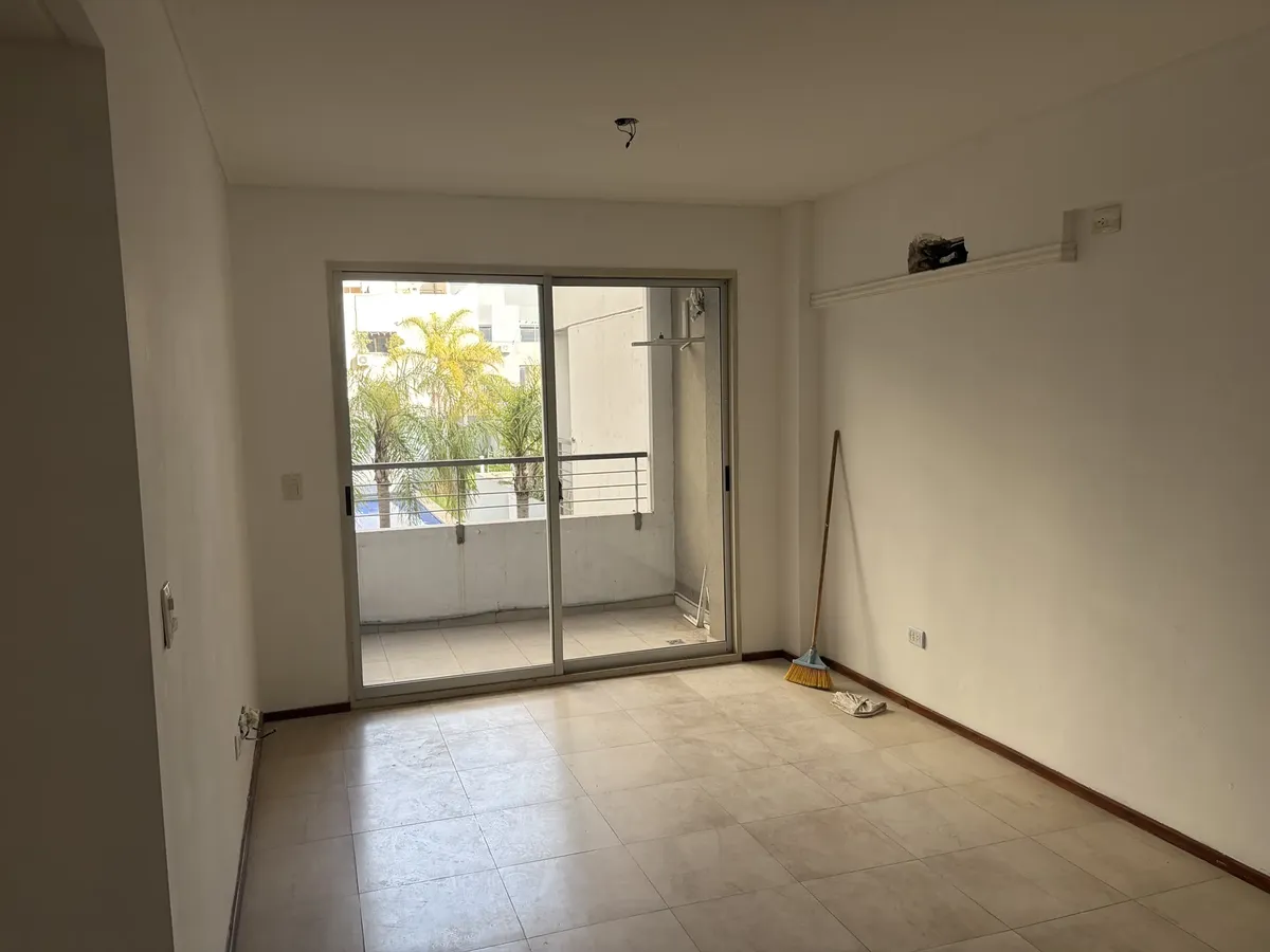 Departamento De Dos Ambientes Ubicado En El Barrio De Nuñez, A Media Cuadra De Garcia Del Rio, A Dos Cuadras Del Metro Bus De Cabildo. Contrafrente. El Edificio Tiene Pileta Y Terraza Con Dos Parrilla