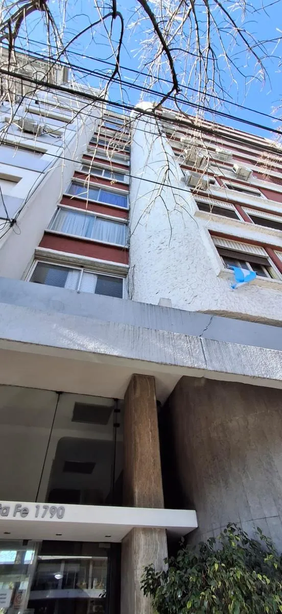 Departamento piso 6 con balcón