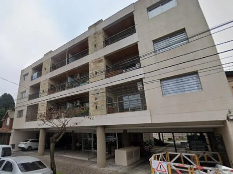 Studio no 3º andar com varanda