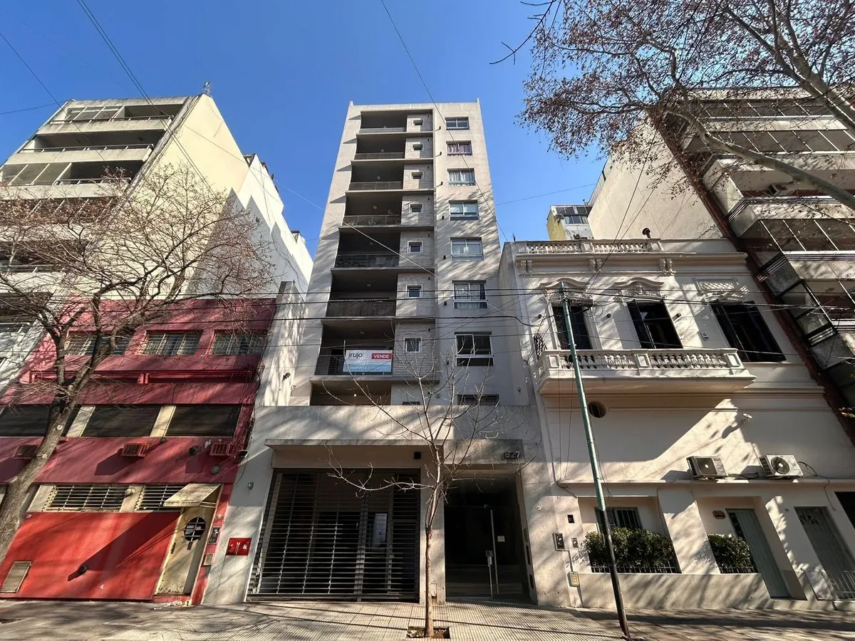 Monoambiente con balcón y cochera
