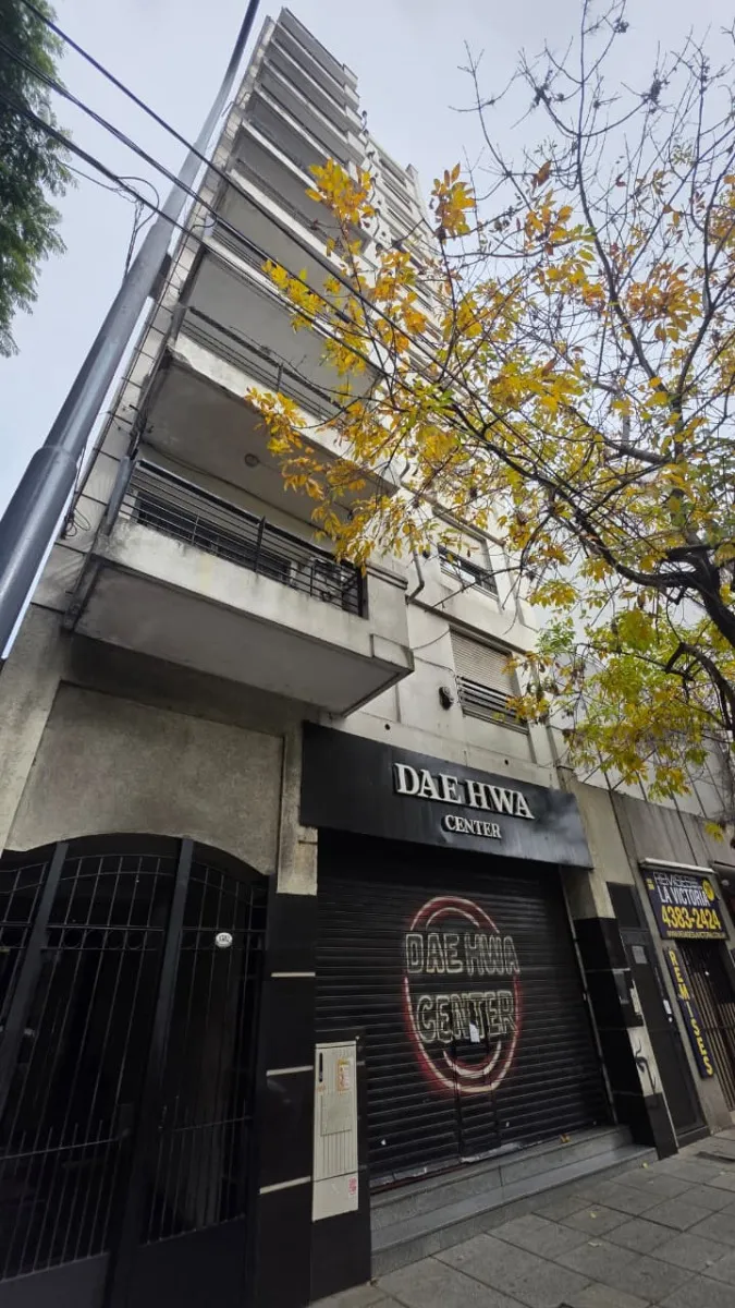 Contrafrente con balcón y A/C