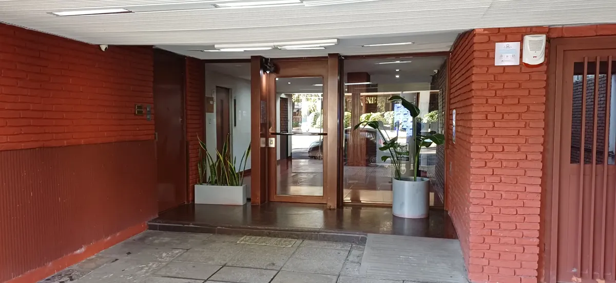 Propiedad Muy Luminosa En Todos Sus Ambientes, Acceso Y Zona Del Edificio Muy Seguro, Exelente Acceso A Los Cuatro Puntos Cardinales, Calido Y De Buen Gusto. Parquet Damero Recien Plastificados
