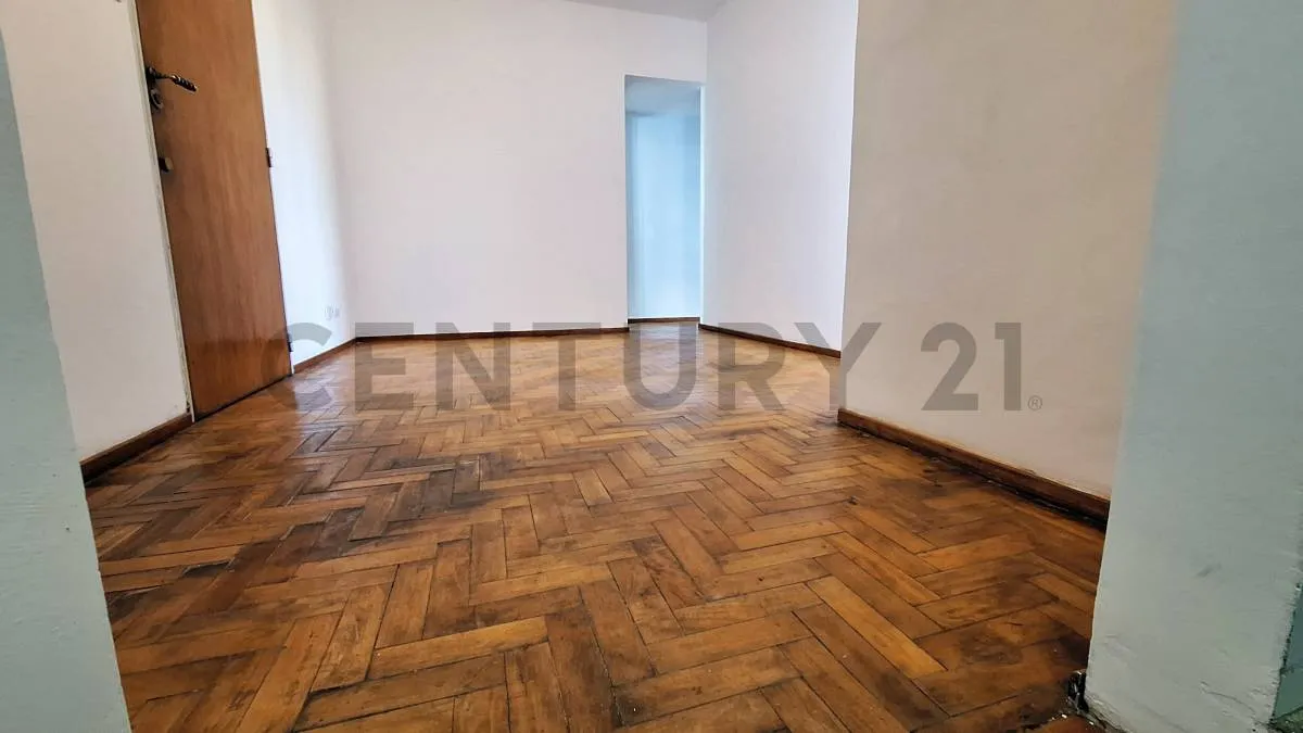 8° piso con balcón y cocina a gas