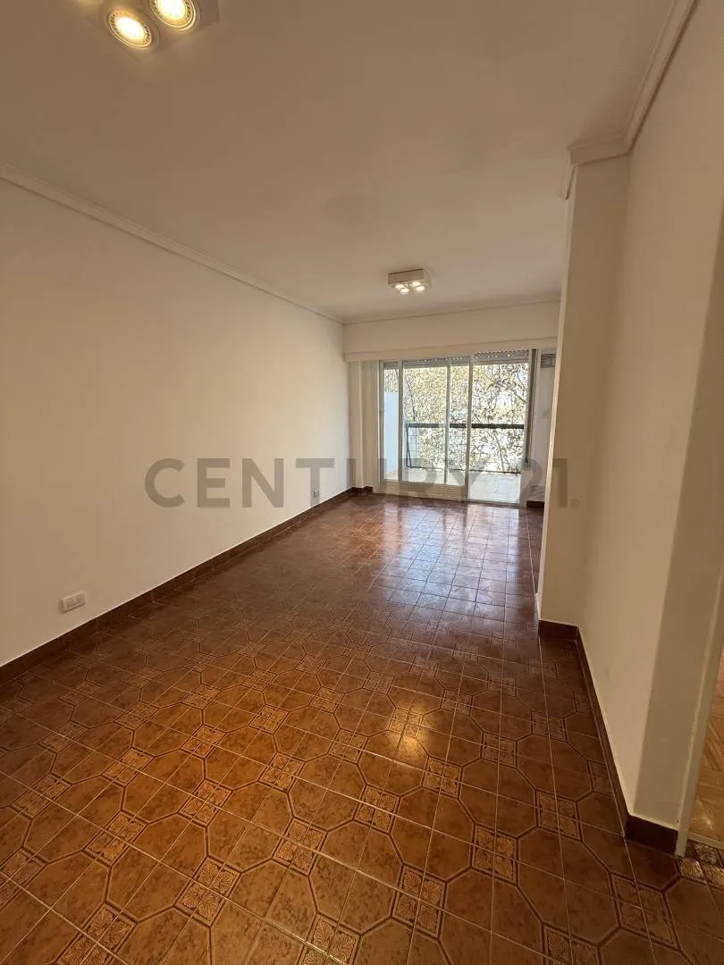 Piso 8 con balcón aterrazado