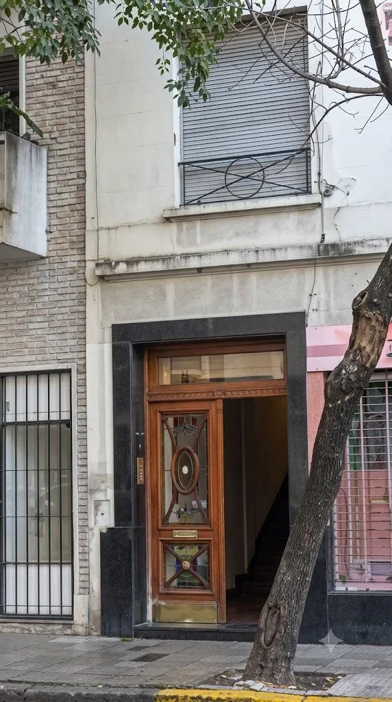 Departamento De 2 Ambientes En Excelente Estado Por Escalera