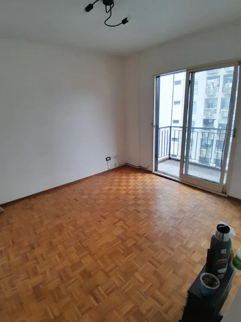 11° piso con balcón y parquet