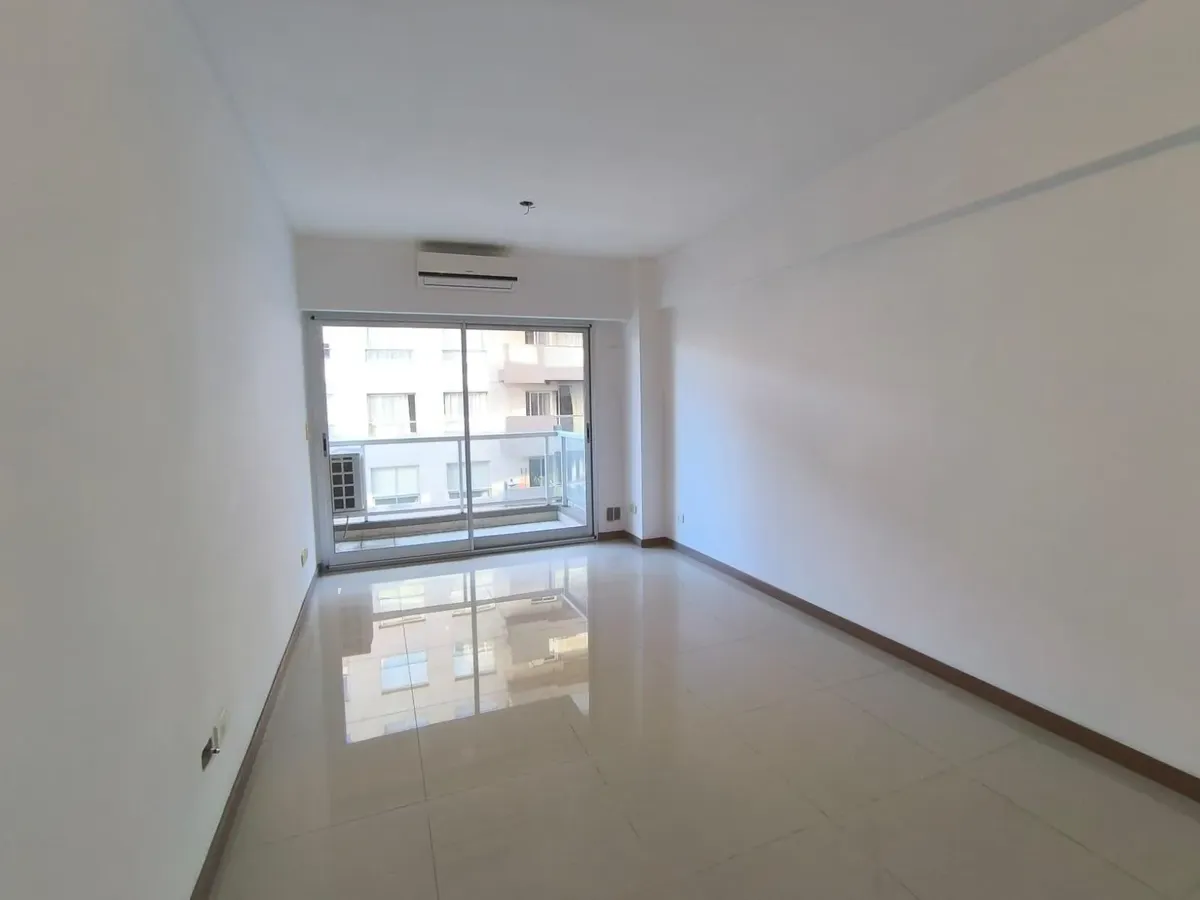 3er piso con balcón y AC