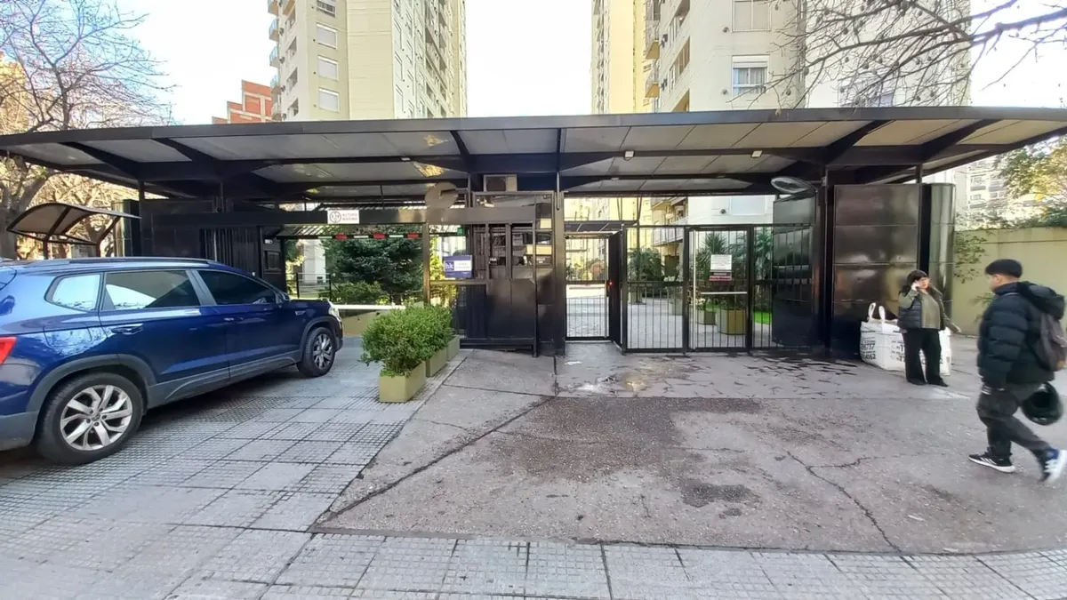 Piso 4 con balcón y pileta
