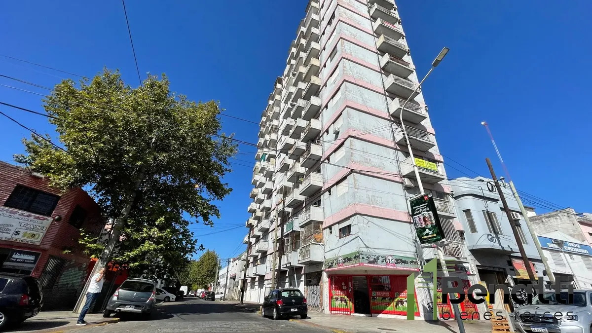 Balcón al frente en Av. Rivadavia