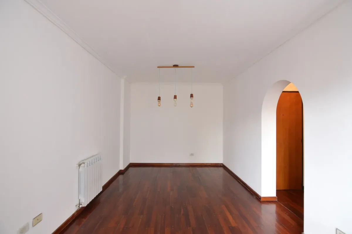 4to piso con balcón aterrazado