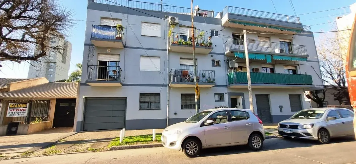 1er piso con balcón contrafrente