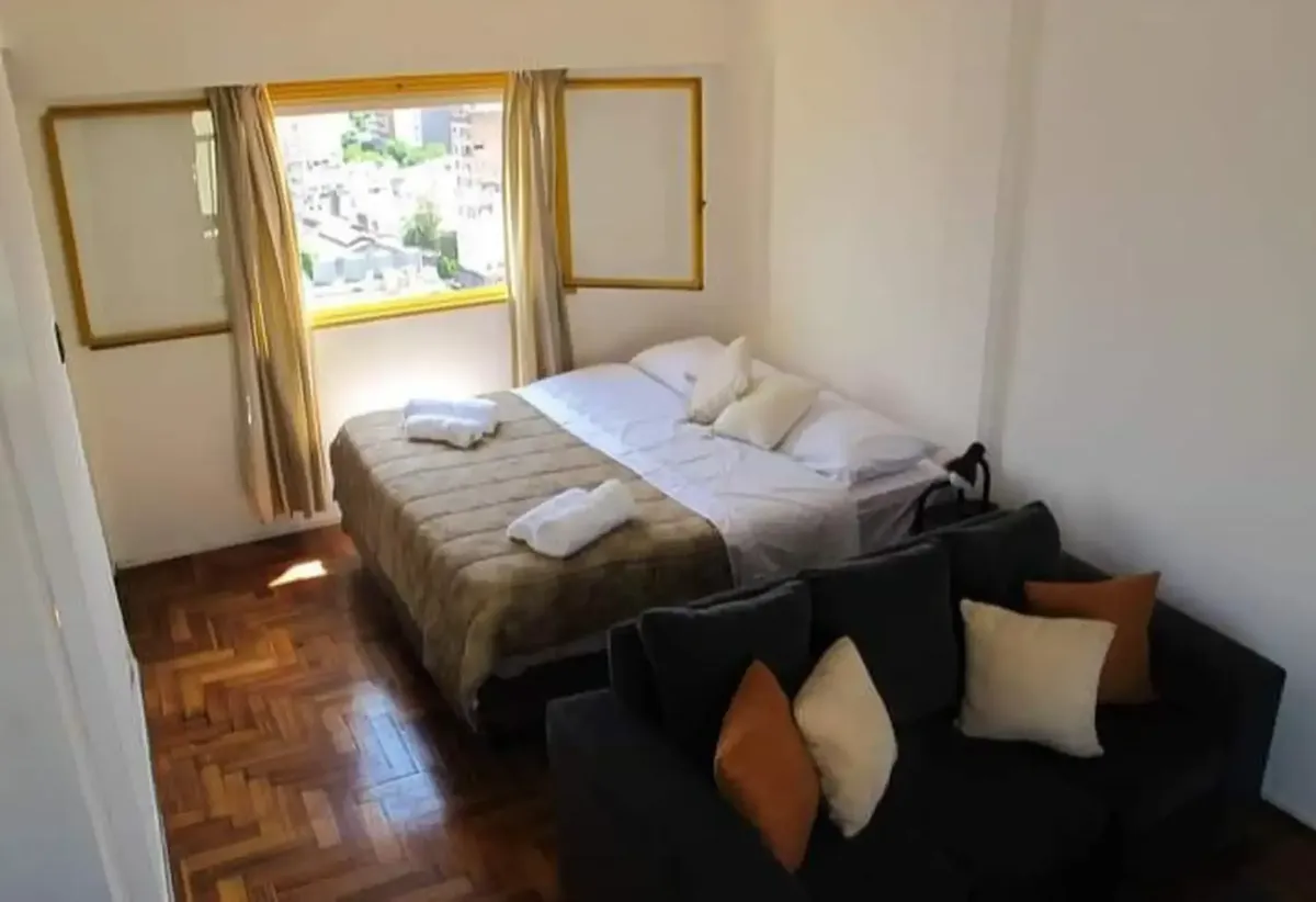 Estudio amoblado con balcón