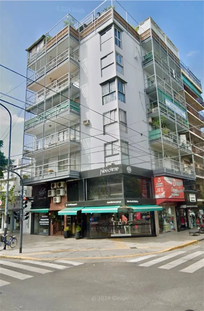 1° piso esquina con balcón y patio