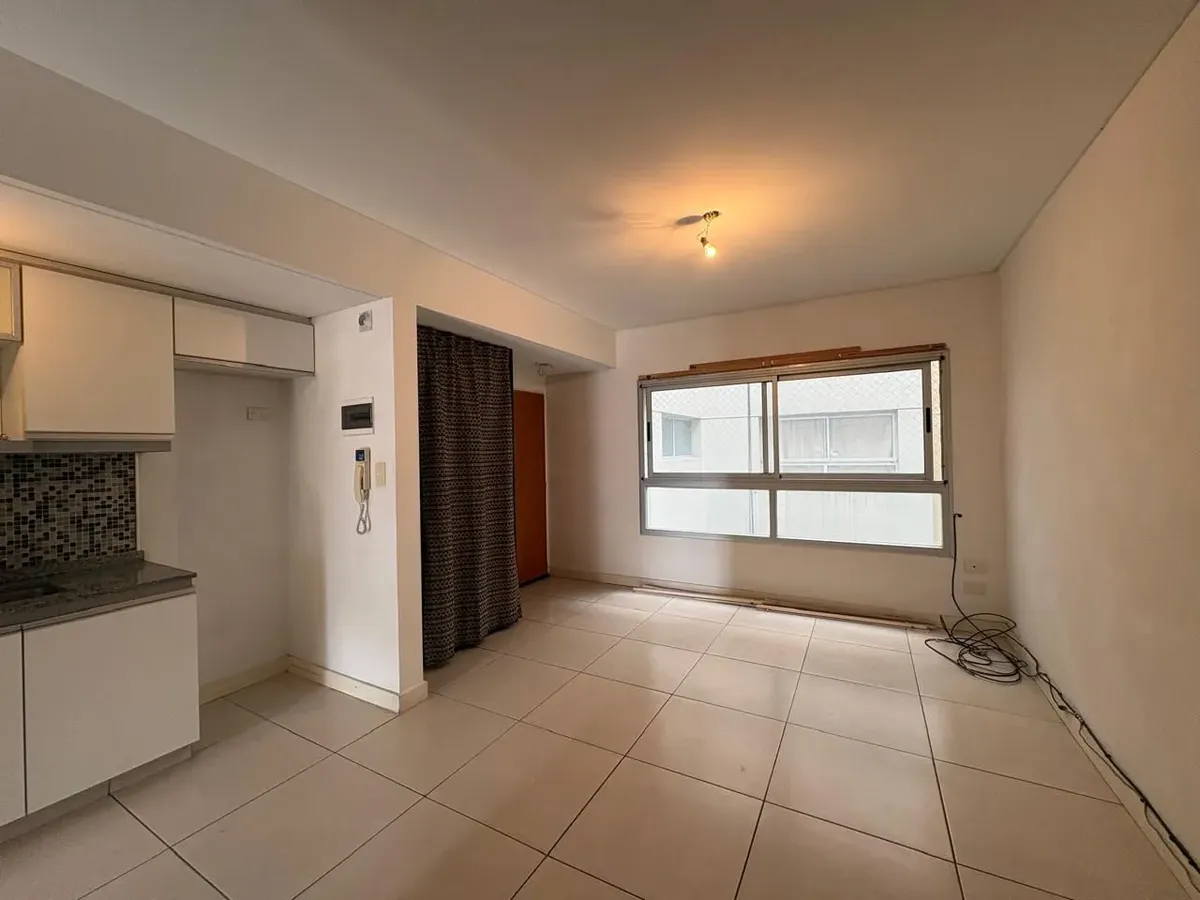 5º piso con balcón y split