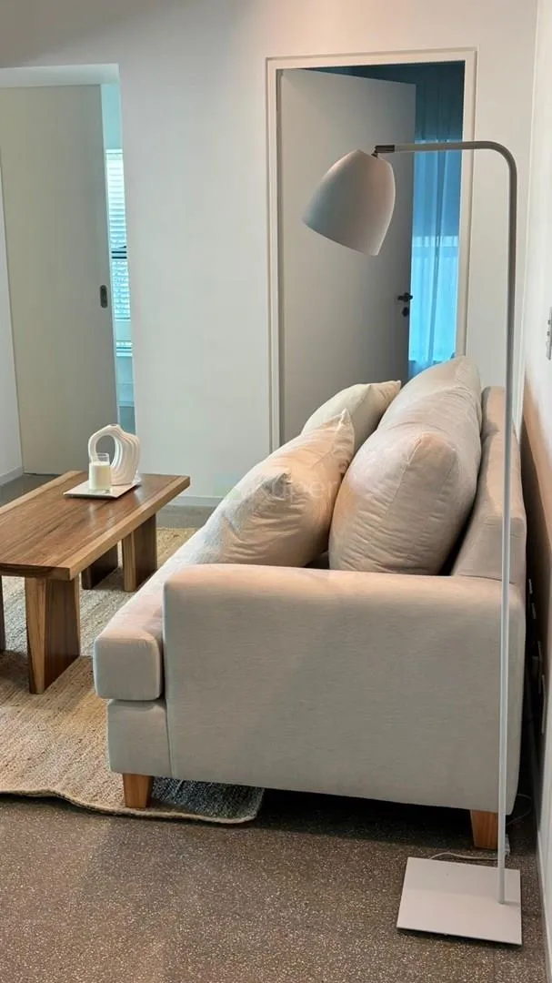 Piso 8 con balcón amueblado