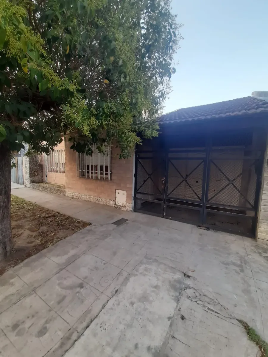 Casa 2 dormitorios, patio y cochera