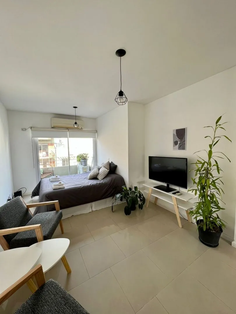 Monoambiente con balcón y terraza