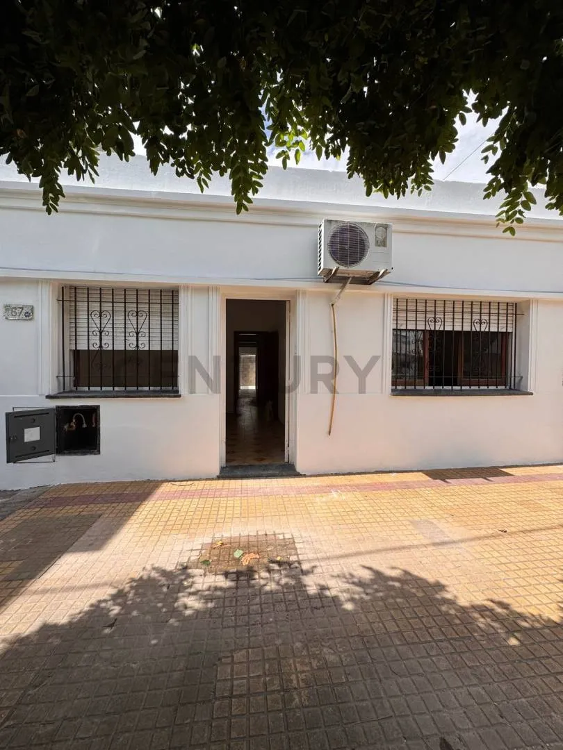 Amplia Casa En Alquiler Con 2 Habitaciones, Tolosa 118 Entre 531 Y 532