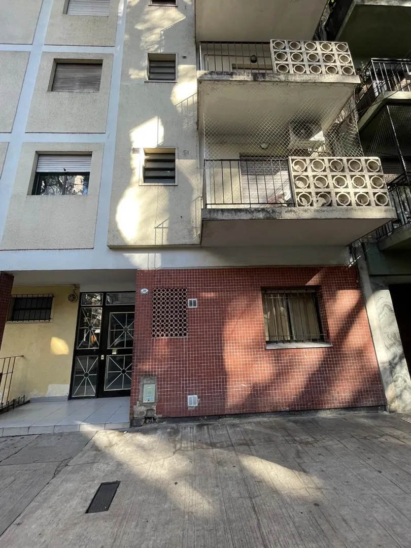 1 ambiente al frente con balcón