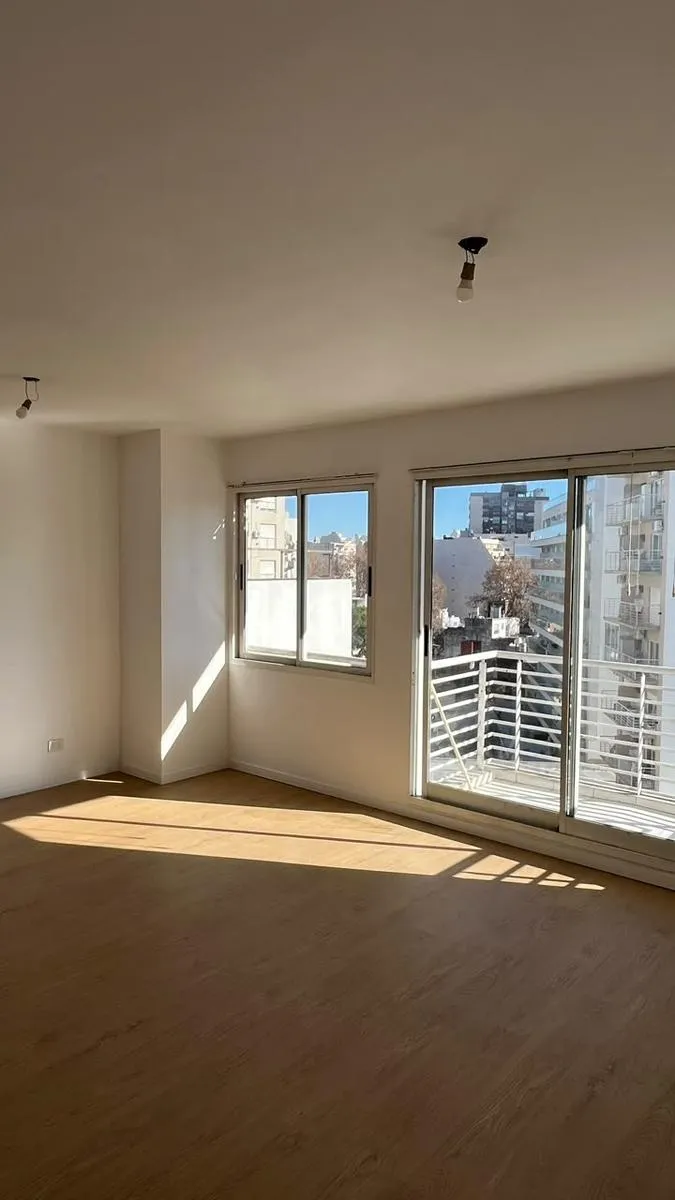 7mo piso con balcón
