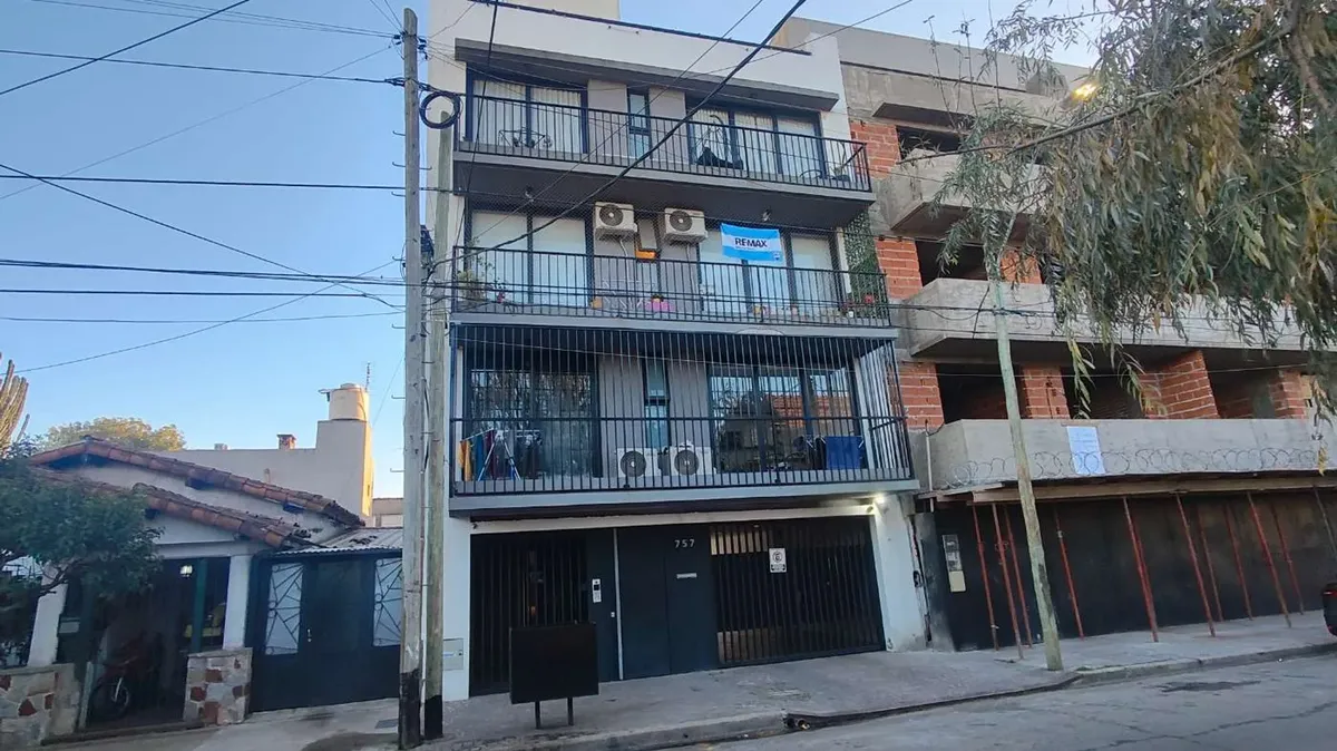 2 ambientes con balcón y cochera