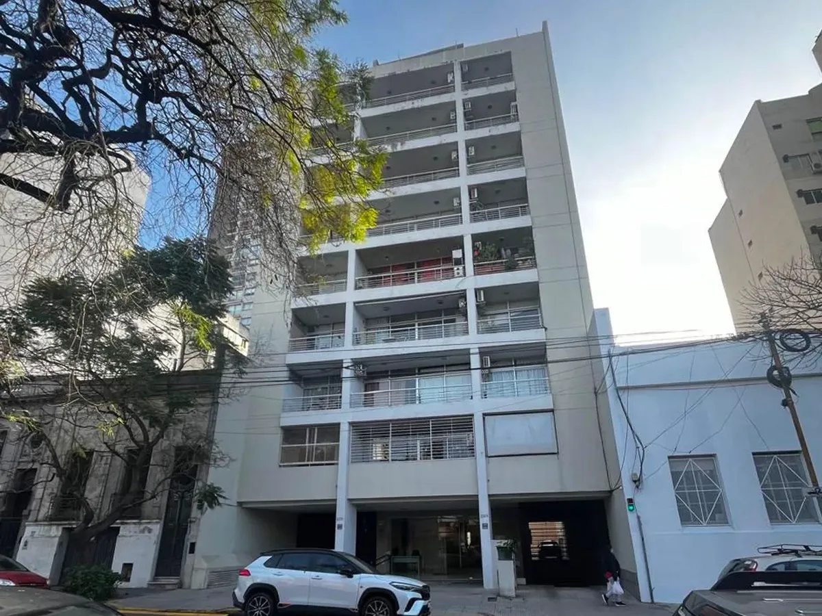 Monoambiente con balcón y piscina