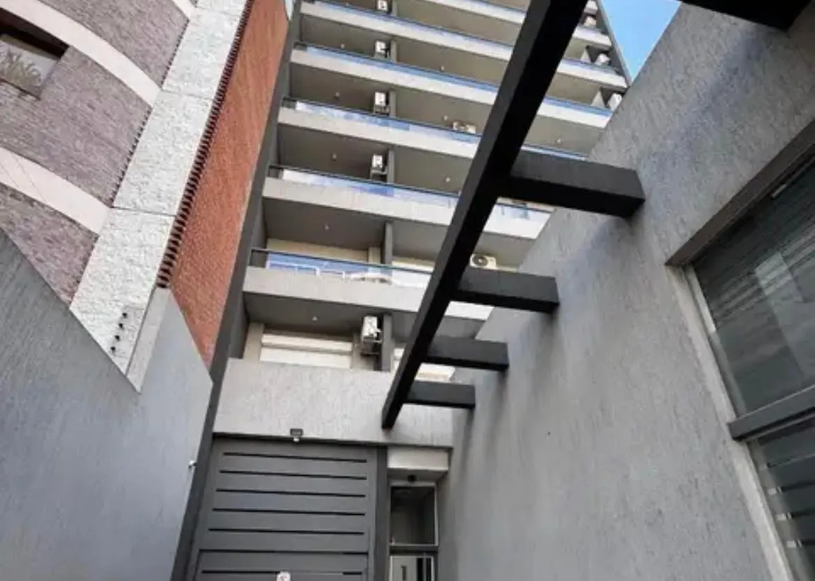 Monoambiente al frente con balcón