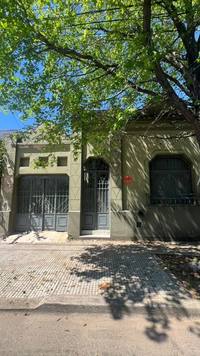 Casa antigua reciclada, jardín y cochera
