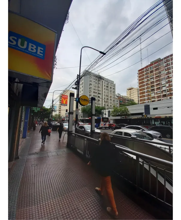 Departamento 2 Amb. Amplio En Alquiler Sobre Av. Rivadavia