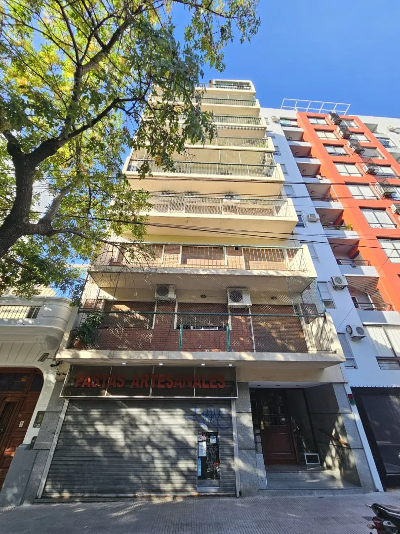 4 ambientes con balcón corrido