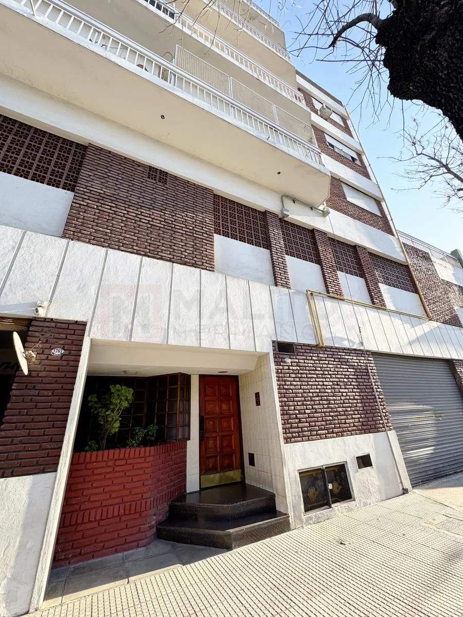 2 ambientes al frente con balcón