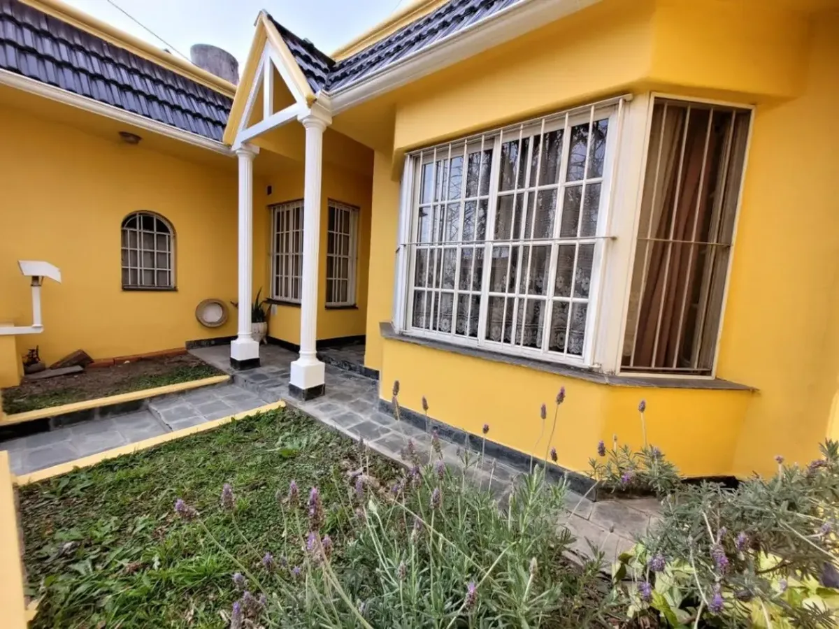Casa com 2 dormitórios e garagem