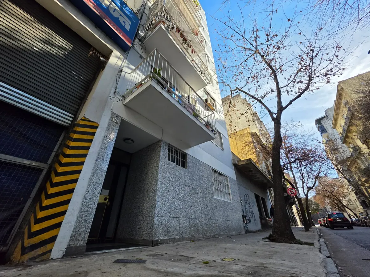 Departamento En Alquiler En La Calle Sarandí, En La Zona De Balvanera, Capital Federal.