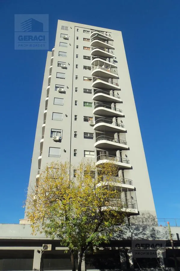 2 ambientes con balcón y AC