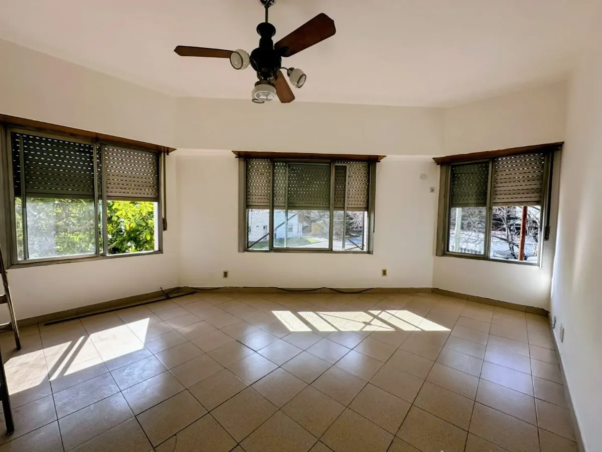 Casa 3 ambientes, patio y cochera