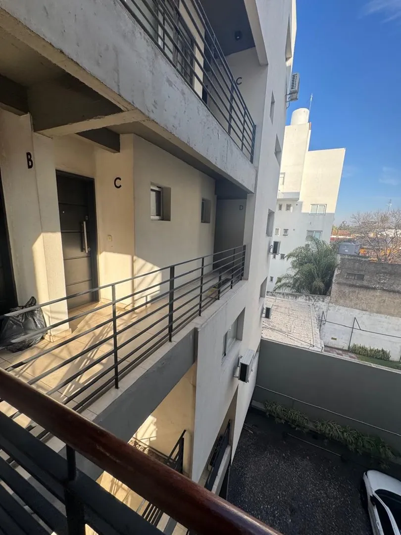 3er piso con balcón y parrilla