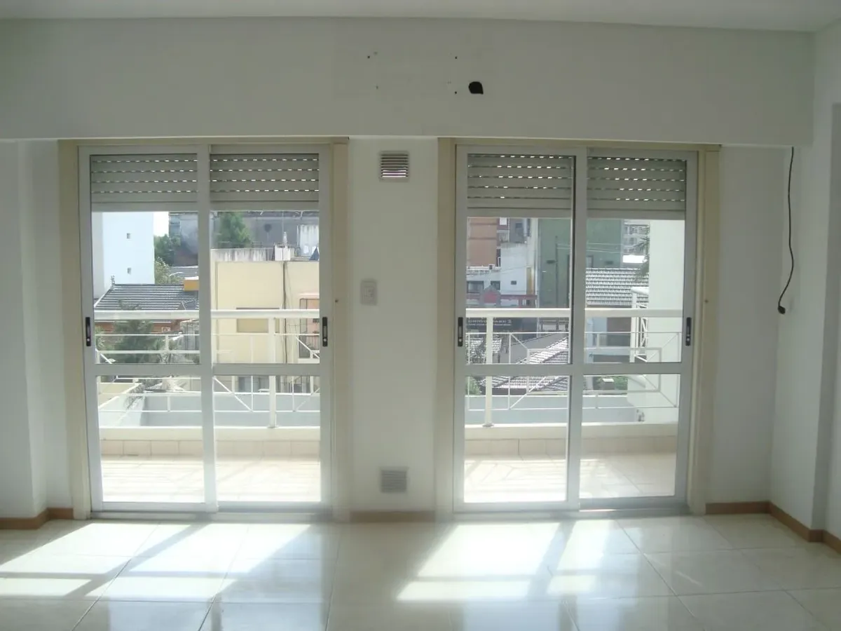 Monoambiente con balcón y cochera