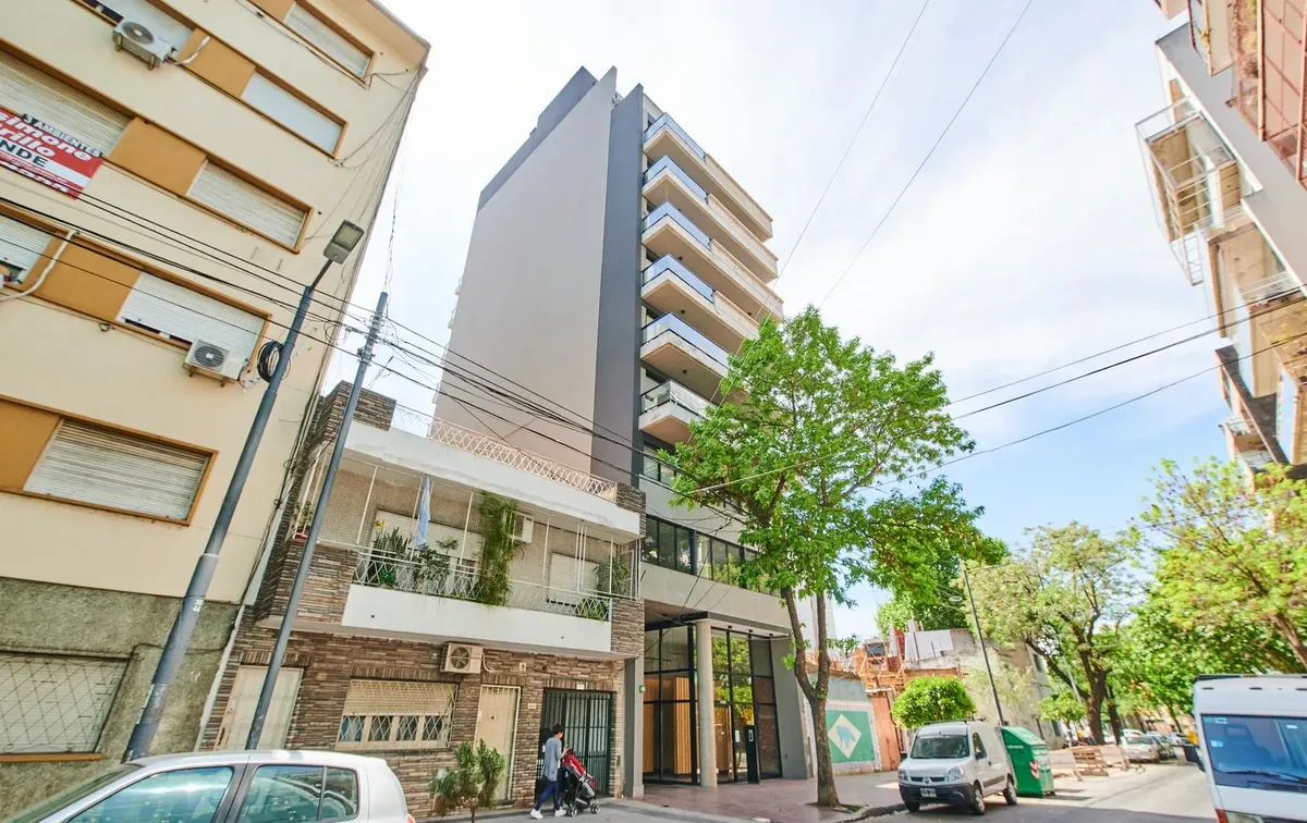 Monoambiente con balcón y terraza