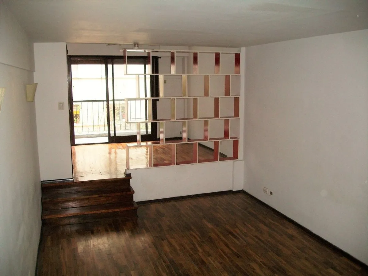 Monoambiente con balcón y baulera