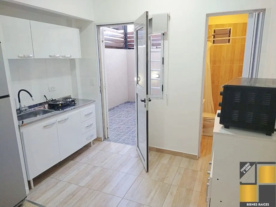 Monoambiente con patio y anafe eléctrico