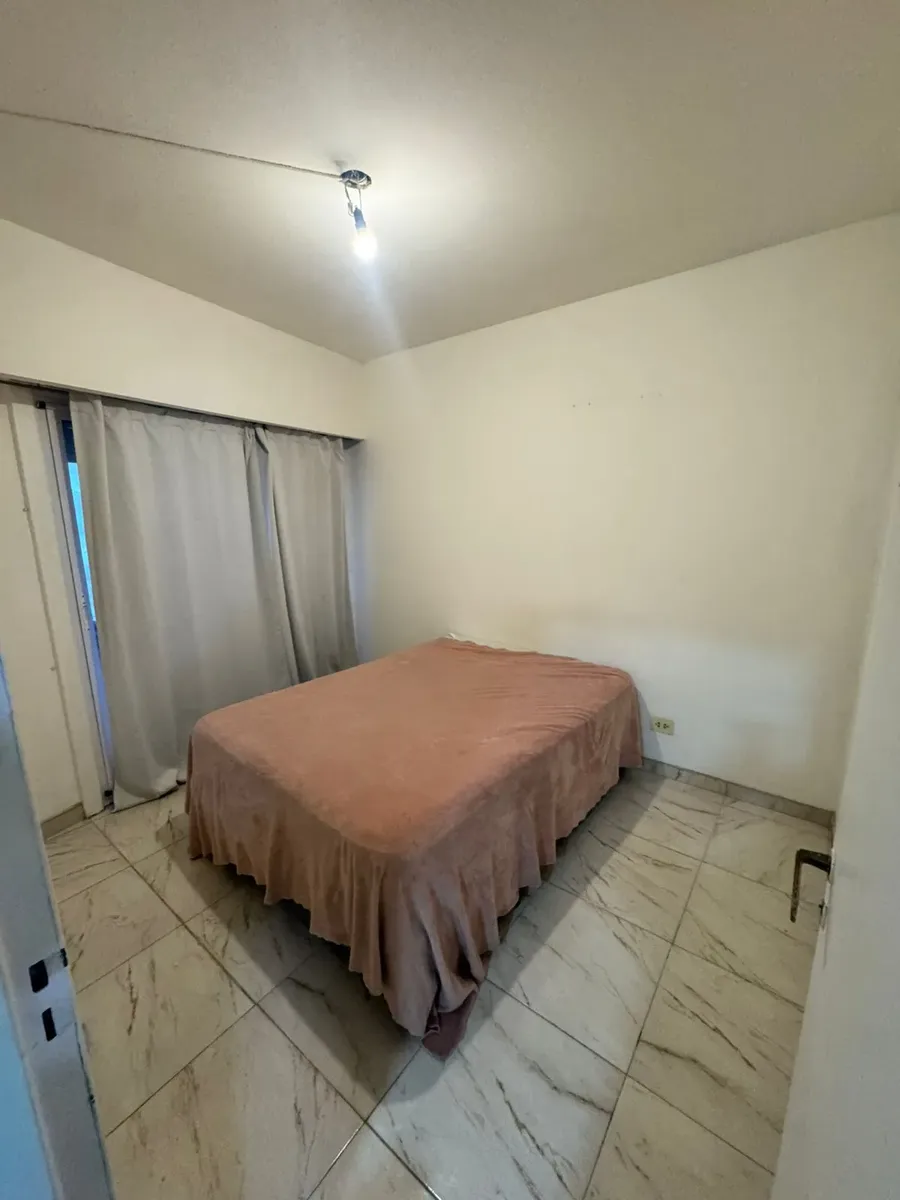 Dueño Alquila. 2 Ambientes A La Calle. Cocina Chica. Piso Cerámica. Garantía Capital O Bancaria. 1 Mes Depósito. 1 Mes Adelantado. Gastos Escribanía. Expensas 130 Mil.