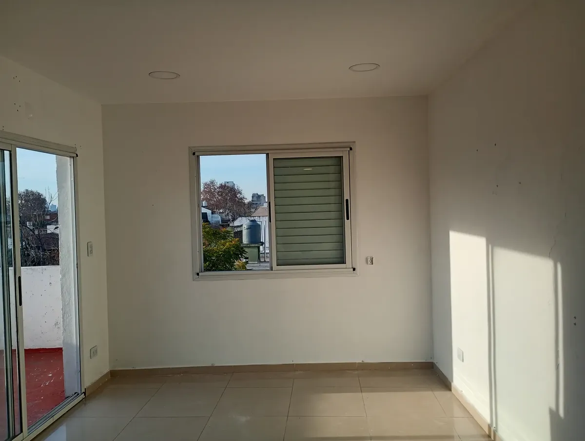 Monoambiente con patio y bañera