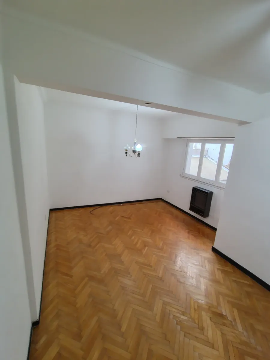 Departamento De 3 Ambientes Con Balcon Al Frente. Bajas Expensas