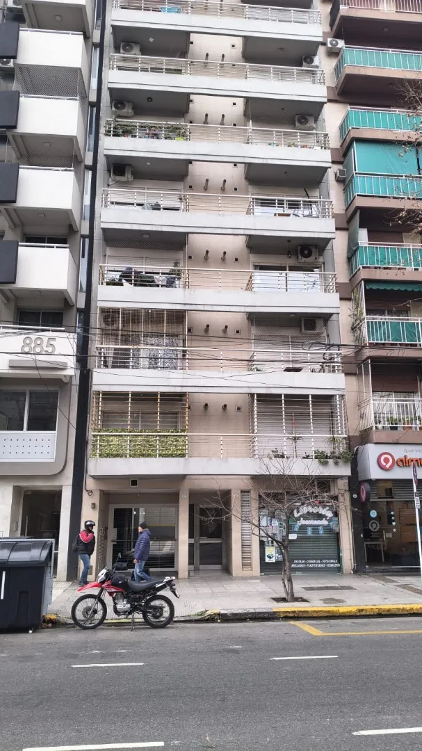 Monoambiente con balcón y A/C