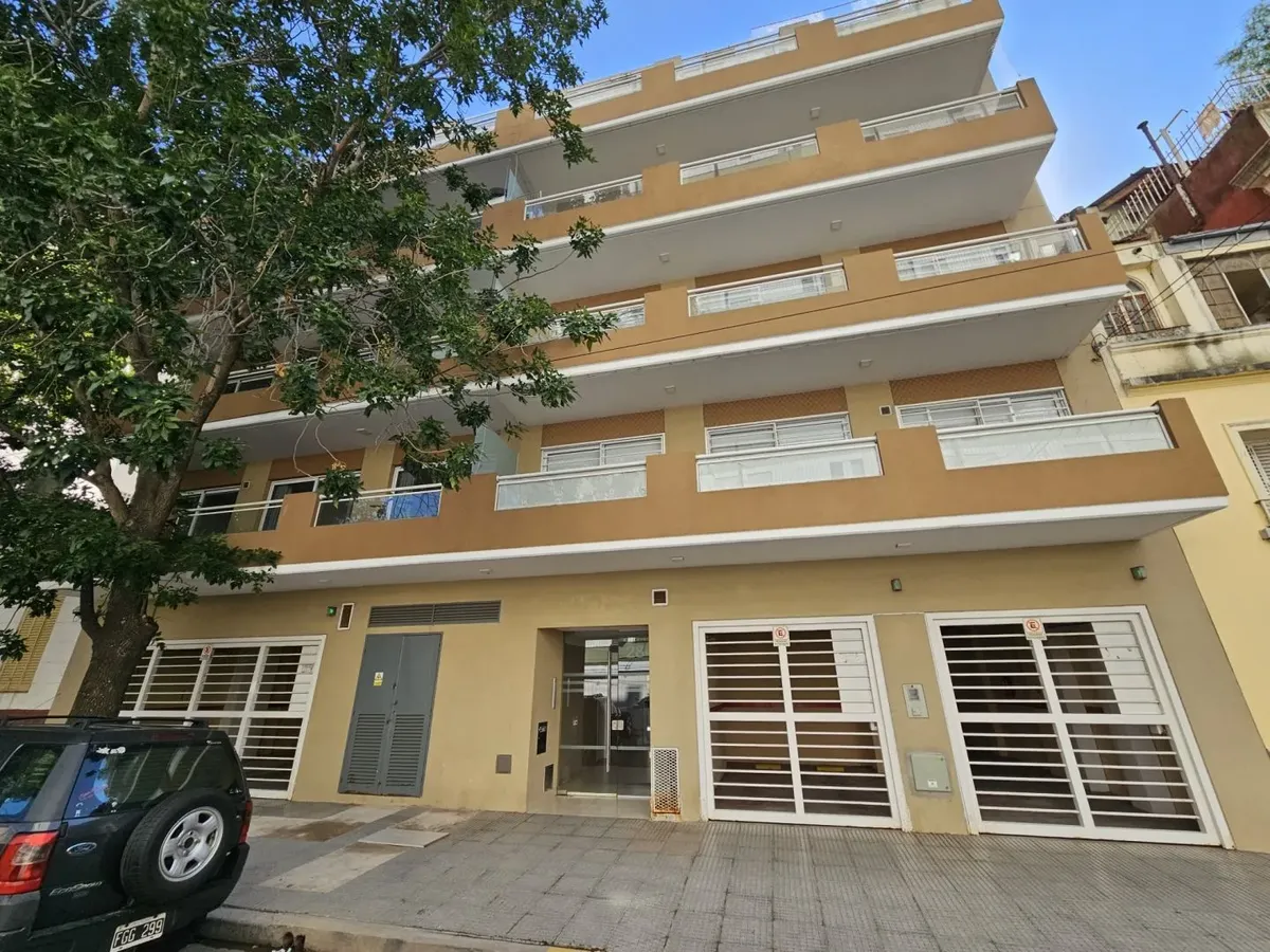 2 ambientes con balcón corrido